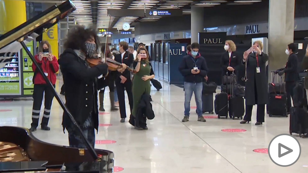 El violinista Ara Malikian da un concierto inesperado en Barajas