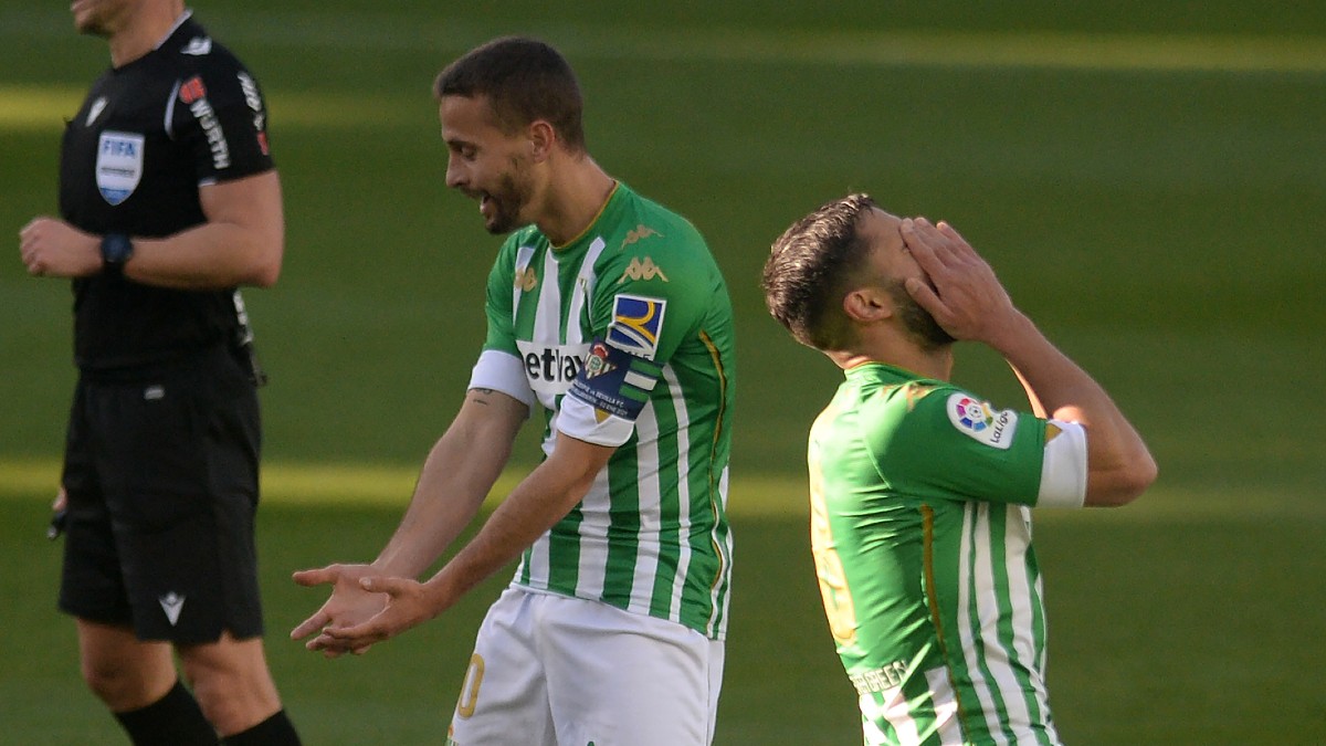 Fekir y Canales se lamentan en el derbi. (AFP)