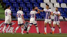 Los jugadores del Valladolid celebran el gol de Weissman. (EFE)