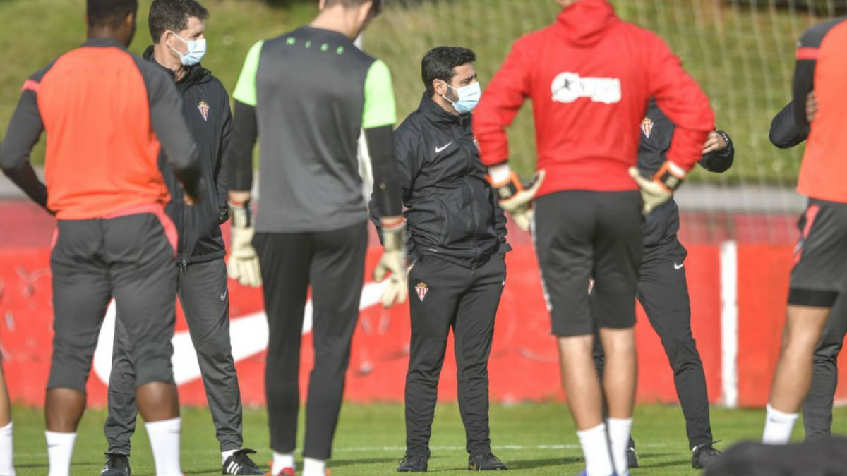 David Gallego dirige un entrenamiento del Sporting.