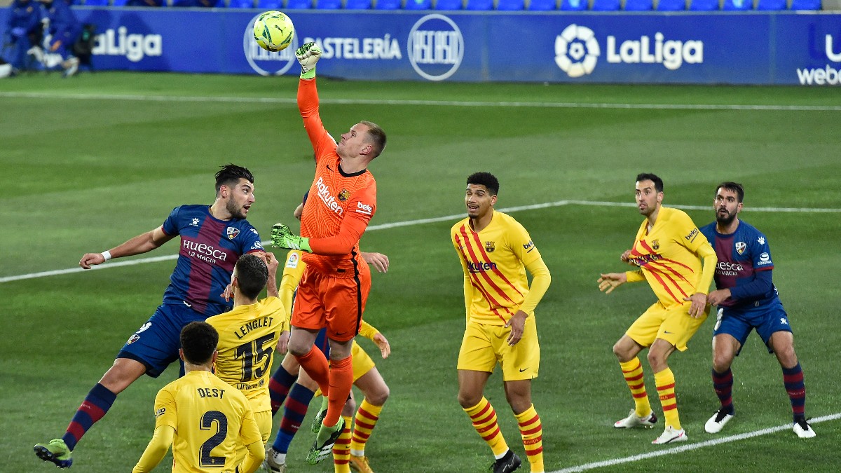 Ter Stegen despeja un balón ante el Huesca. (AFP)