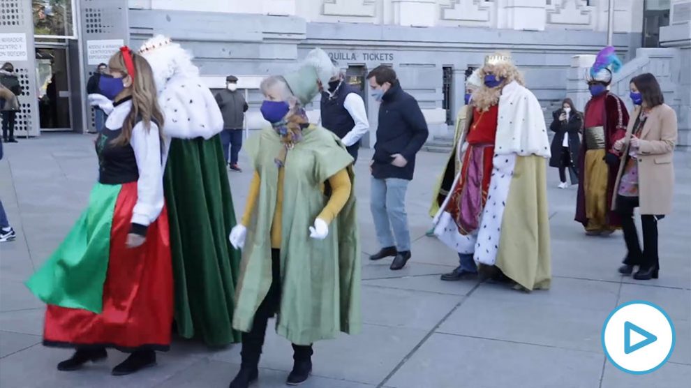 Almeida baila con los Reyes Magos.