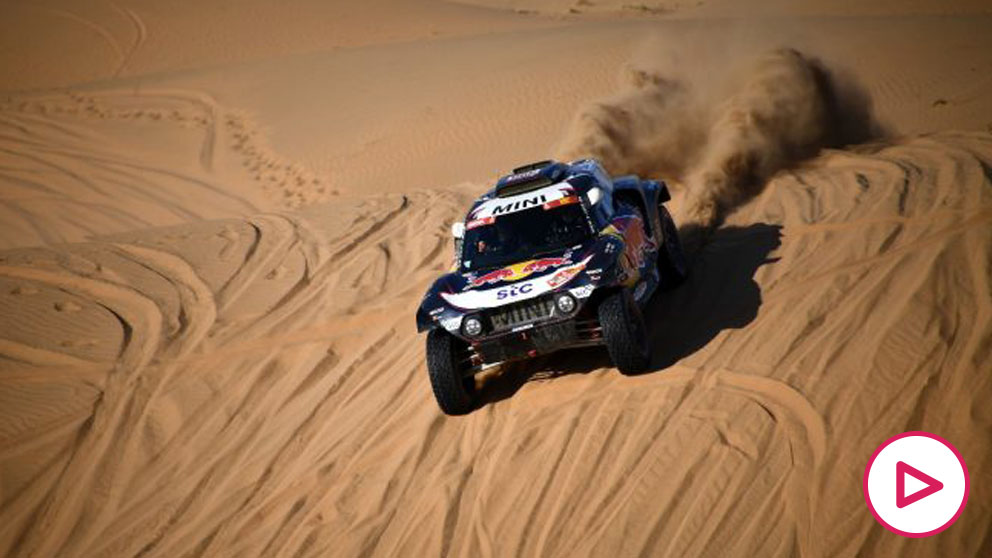 Carlos Sainz durante la segunda etapa del Rally Dakar 2021. (AFP)
