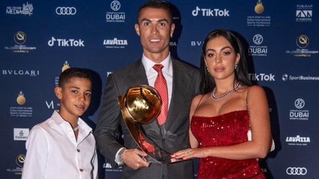 Georgina Rodríguez junto a Cristiano Ronaldo y su hijo.