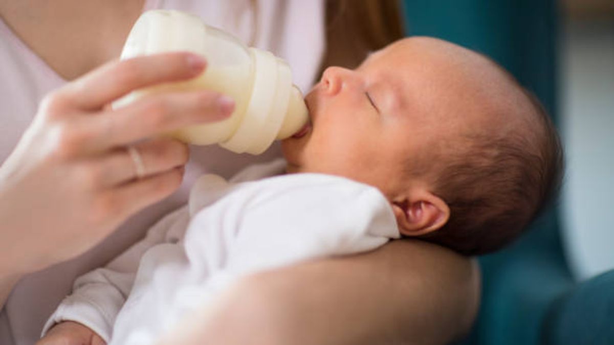 Qué podemos evitar para que el bebé vomite tras darle el biberón