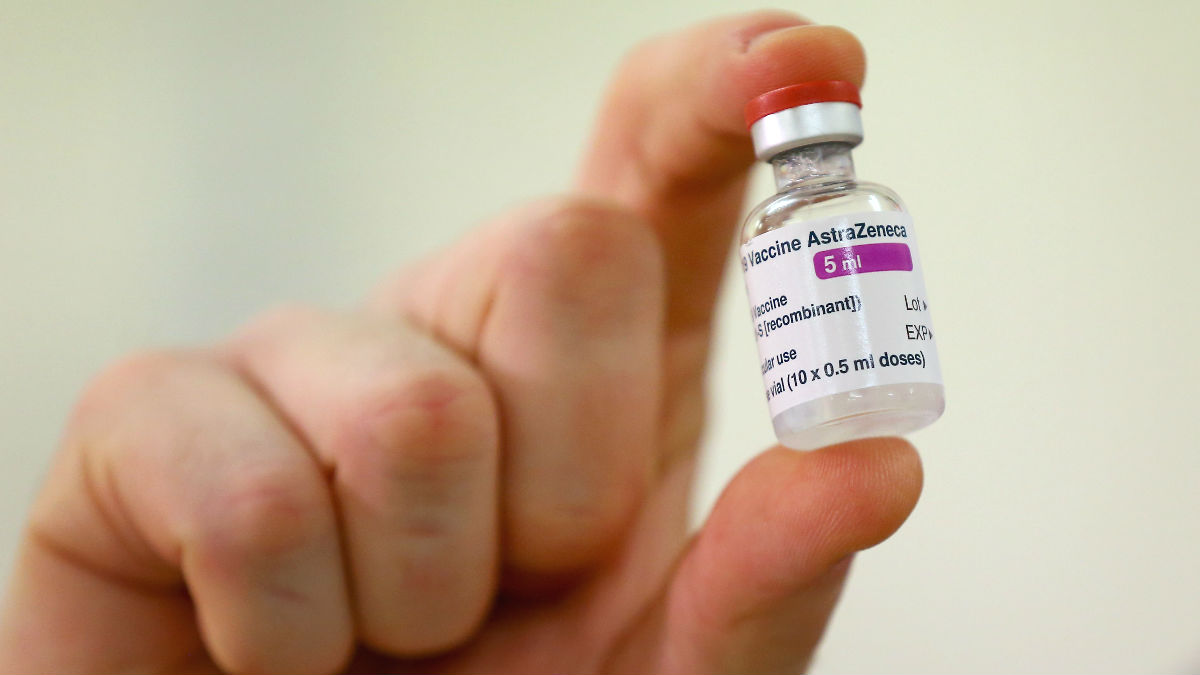 Una muestra de una dosis de la vacuna elaborada por el laboratorio británico AstraZeneca y la Universidad de Oxford. (Foto: Europa Press)