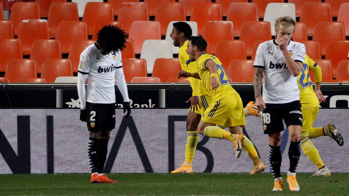Los jugadores del Cádiz celebran un gol contra el Valencia. (EFE)
