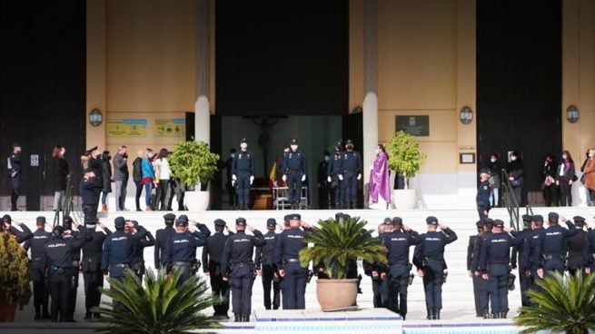 Marlaska indigna a la Policía: no acude al funeral del agente que murió de Covid tras volver de Canarias