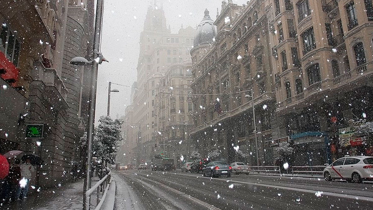 Una foto de archivo de nieve en la Gran Vía de Madrid.