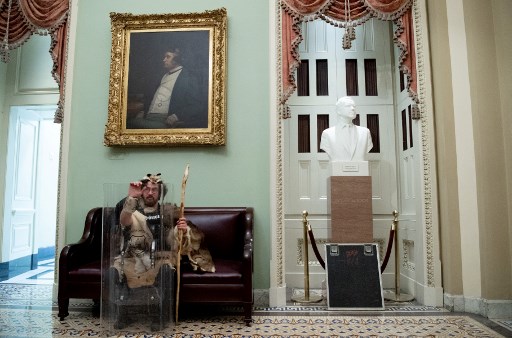 Un hombre vestido de forma peculiar en un pasillo del Capitolio. Foto: AFP