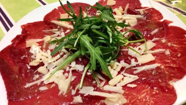 Carpaccio de buey con trufa y lascas de queso curado