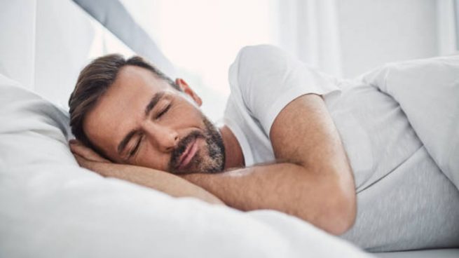9 posiciones para dormir que afectan la salud (y lo que significan)