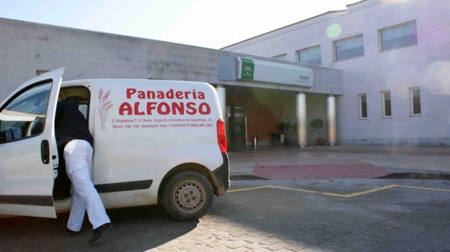 Regalo de roscones de reyes de Panadería-Pastelería Alfonso a los sanitarios del Hospital Alto Guadalquivir de Andújar por su esfuerzo contra la pandemia. Panadería Alfonso 6/1/2021.