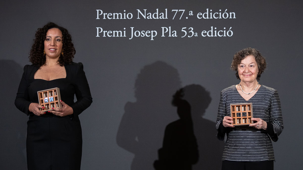 La escritora Najat El Hachmi, ganadora del Premio Nadal, y la escritora Maria Barbal, ganadora del Premio Pla, en Barcelona, Cataluña (España), a 6 de enero de 2021. Foto: EP