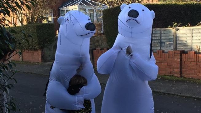Abuelos disfrazados de osos polares