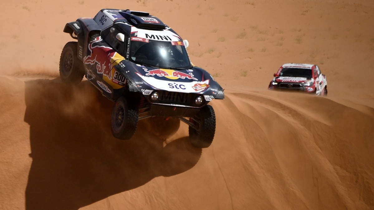 Carlos Sainz, en una duna. (AFP)