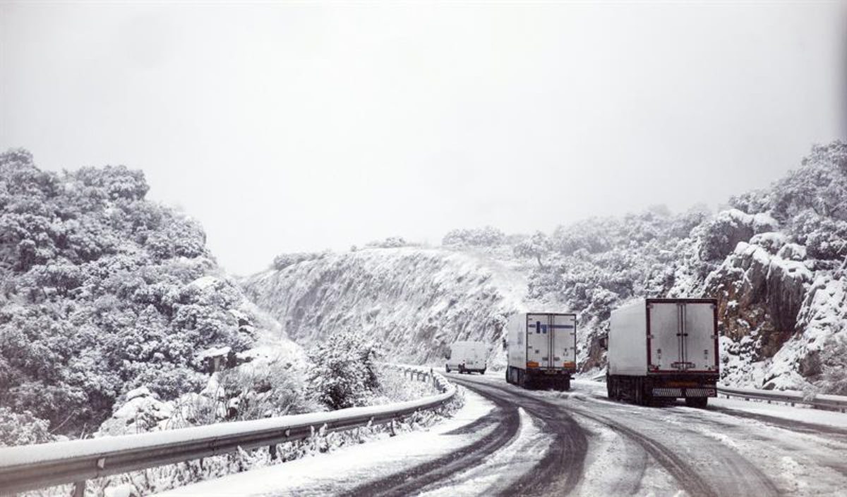 Imagen de archivo de una carretera nevada