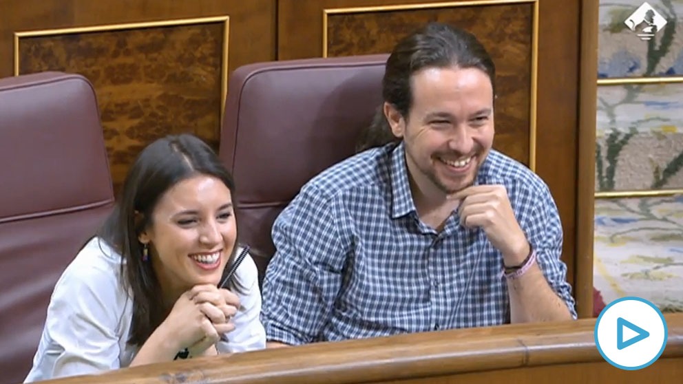 Iglesias y Montero burlándose de Rajoy tras su reproche por no condenar el asalto chavista a la Asamblea de Venezuela en 2017.