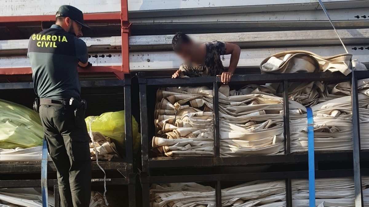 La Guardia Civil localiza en el puerto de Almería a un hombre oculto en los bajos de un camión en un ferry