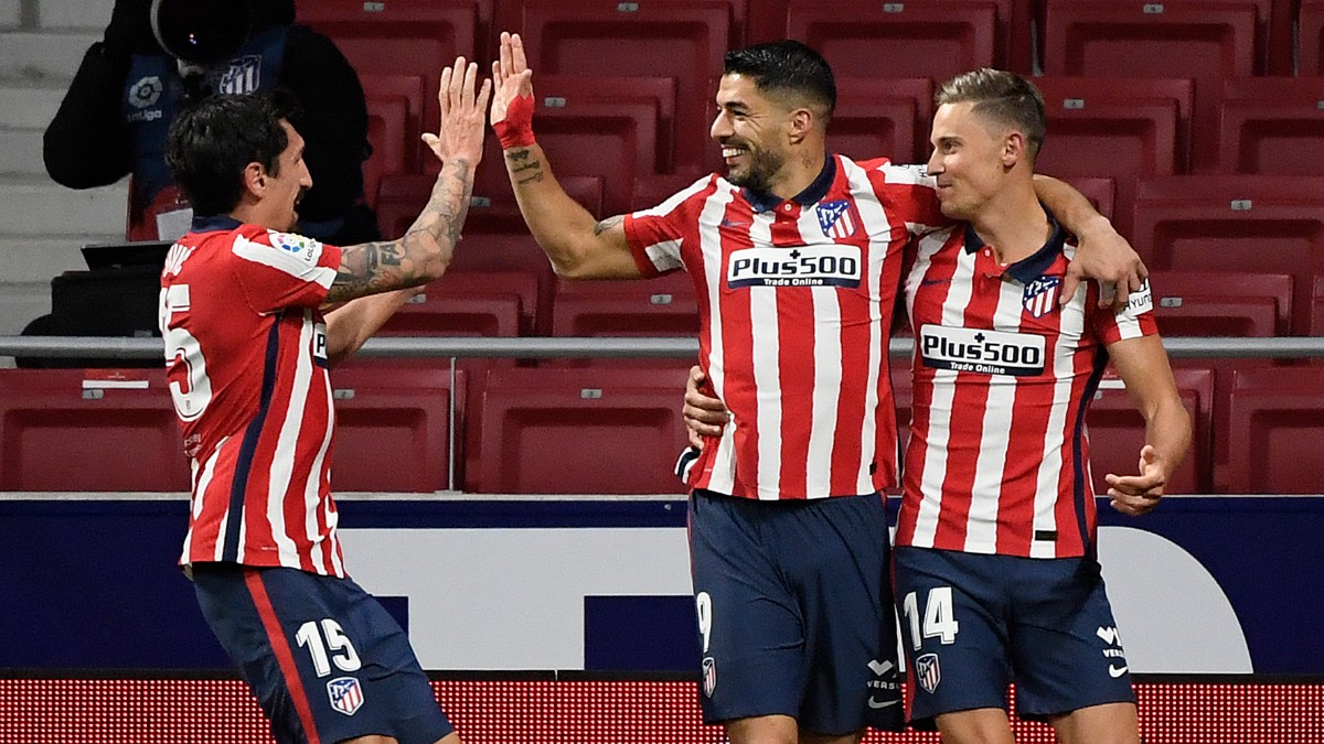 Suárez, Savic y Llorente celebran un gol del uruguayo con el Atlético. (AFP)