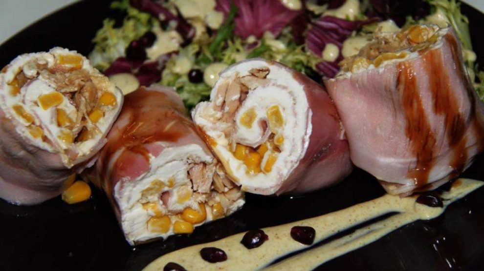 Receta de Rollitos de jamón rellenos de mango, rúcula y queso de untar