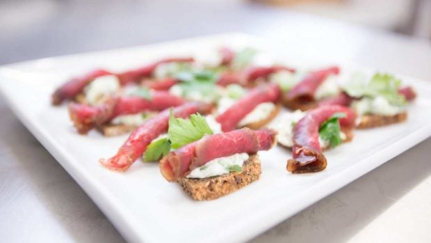 Rollitos de jamón rellenos de mango, rúcula y queso de untar