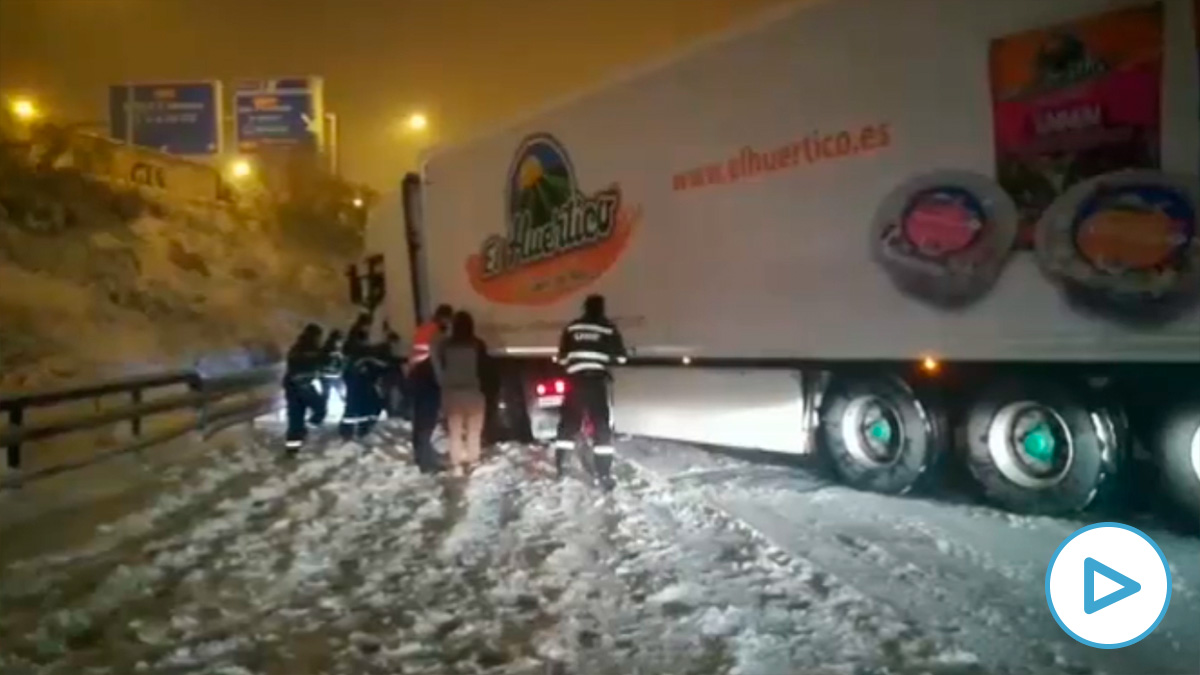 La nieve deja atrapados decenas de camiones en mitad de la carretera.