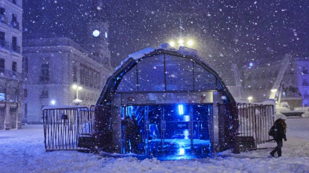 La estación de Metro y Cercanías cubierta de nieve en la Puerta del Sol. (Foto: Europa Press)