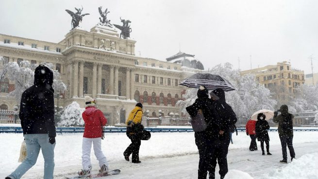 Aparece bajo la nieve el cadáver de un hombre en una calle de Madrid