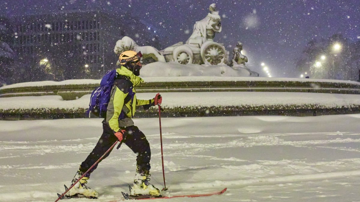 Un esquiador en la Plaza de Cibeles cubierta de nieve. (Foto: Europa Press) madrid