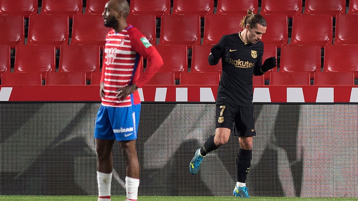 Griezmann celebra uno de sus goles en el Granada-Barcelona. (AFP)