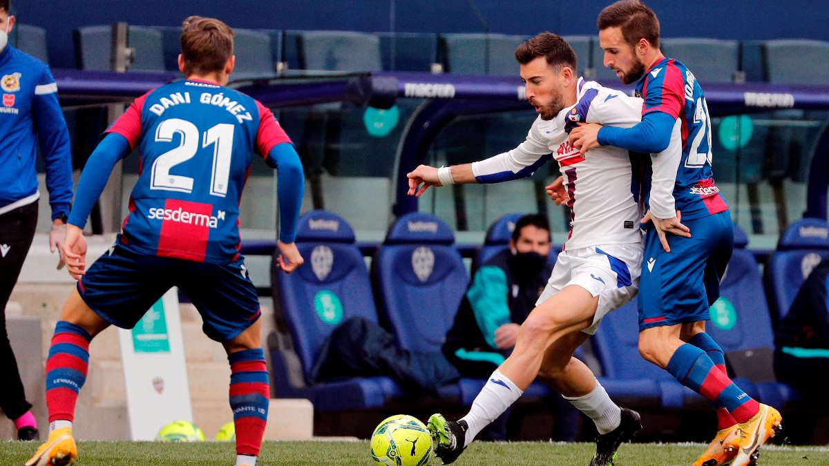 Los jugadores de Levante y Eibar disputan un balón. (EFE)