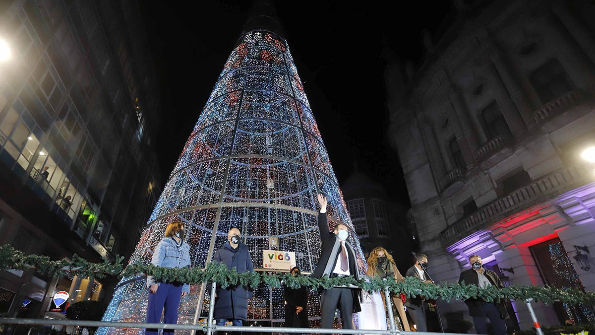 El alcalde de Vigo, Abel Caballero, durante el acto de encendido del alumbrado de la Navidad, en Vigo, Pontevedra, el 2 de diciembre de 2020.