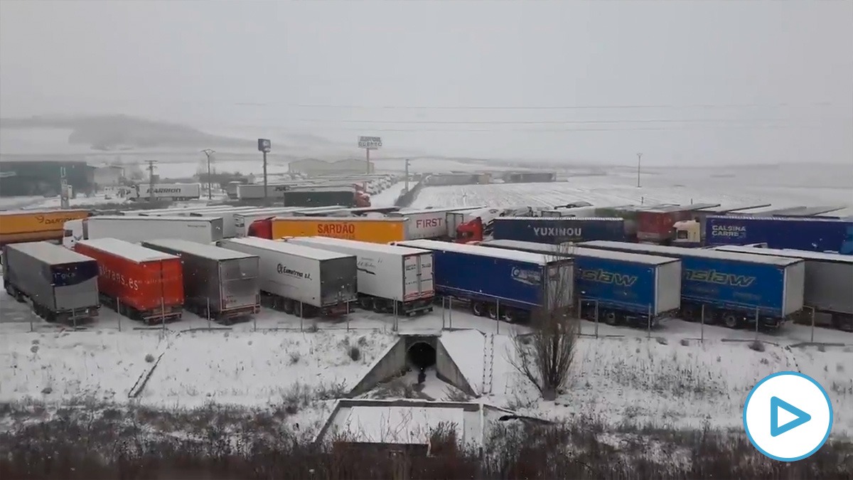 Camiones embolsados en el centro de la Península por las nevadas de Filomena.