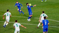 Aleñá controla un balón ante el Elche. (EFE)