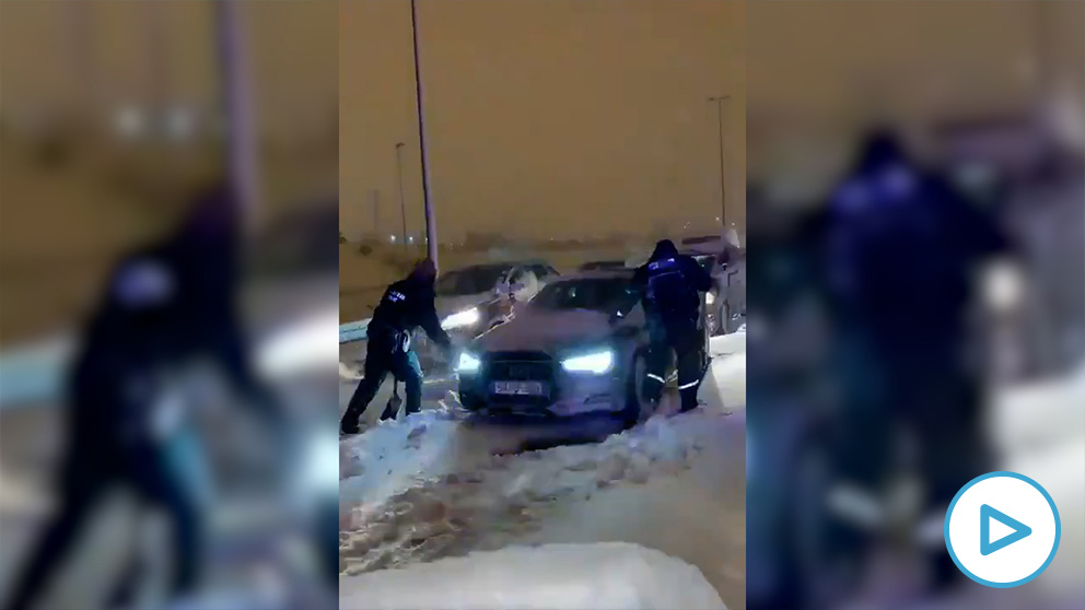 Soldados de la UME en pleno rescate de los vehículos atrapados.