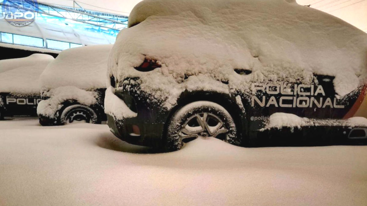 Coches de la Policía Nacional afectados por la nevada.