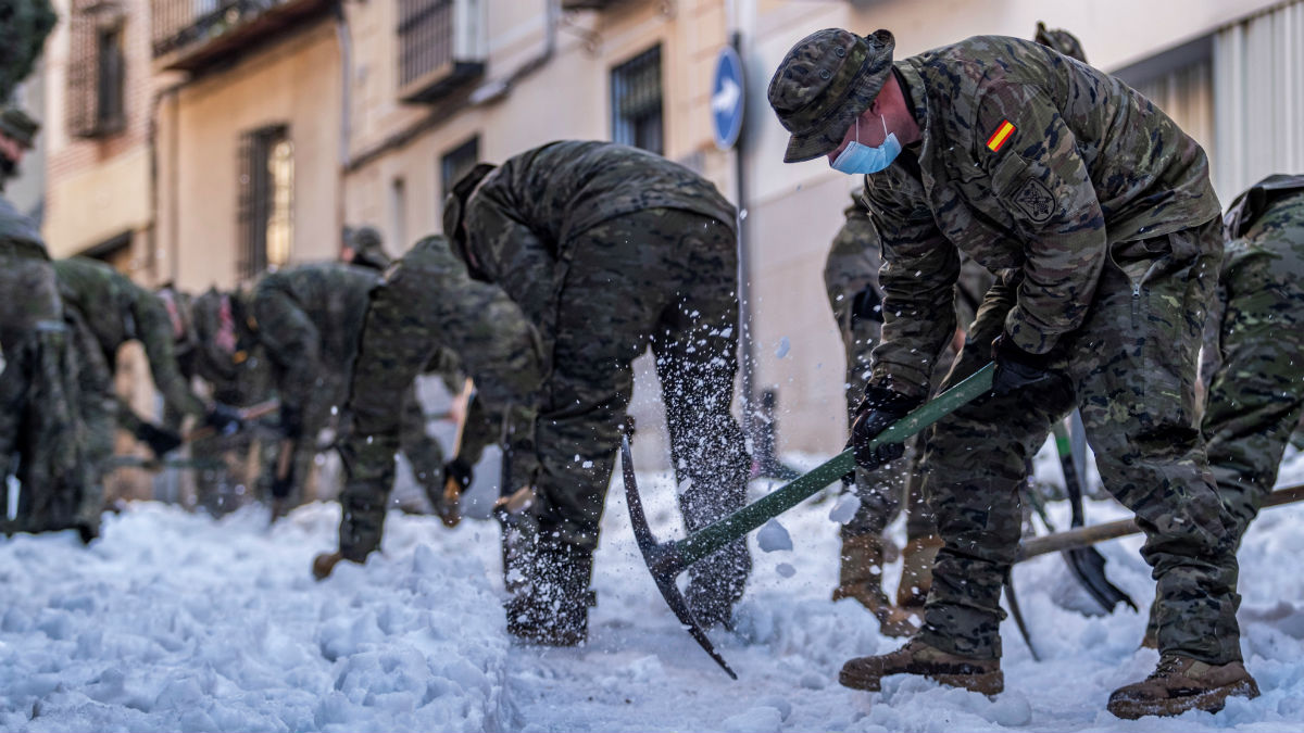 Militares de la UME y la Bripac retirando nieve en las calles de Toledo. (Foto:  EFE)