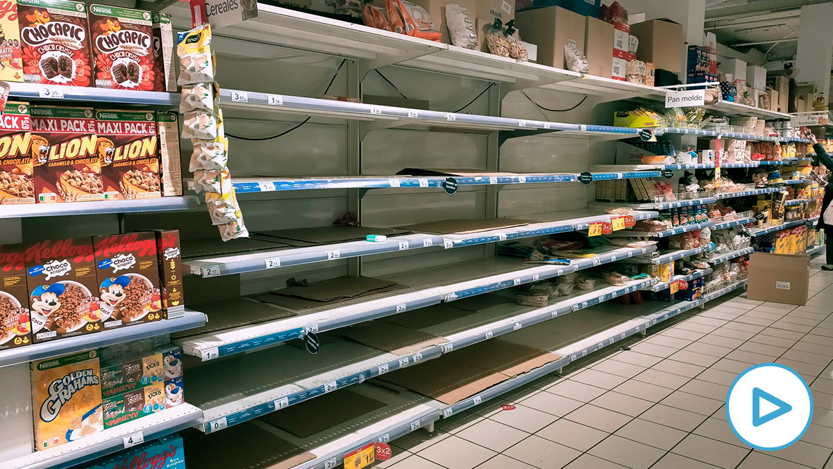 Largas colas en los supermercados desabastecidos de Madrid: ”No hay ni pan, ni fruta ni verdura”