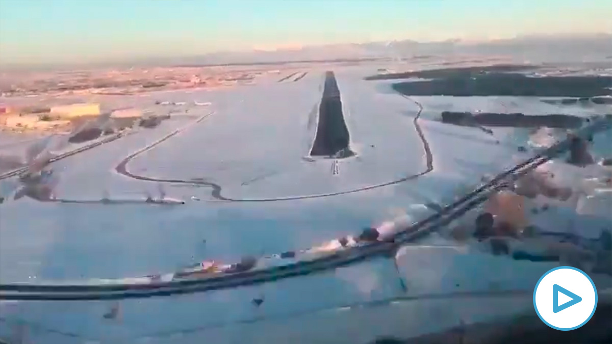 Espectaculares imágenes del temporal de nieve de un vuelo que aterriza en Barajas.