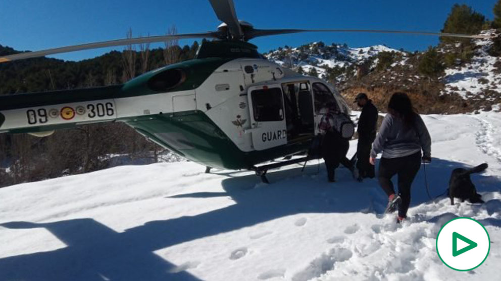 Evacuación en helicóptero de las personas aisladas por la nieve en Cabeza Gorda (Foto: Subdelegación de Gobierno).