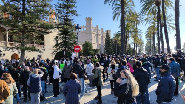 Los arruinados restauradores de Baleares desafían el veto del Gobierno y protestan ante la sede de Armengol