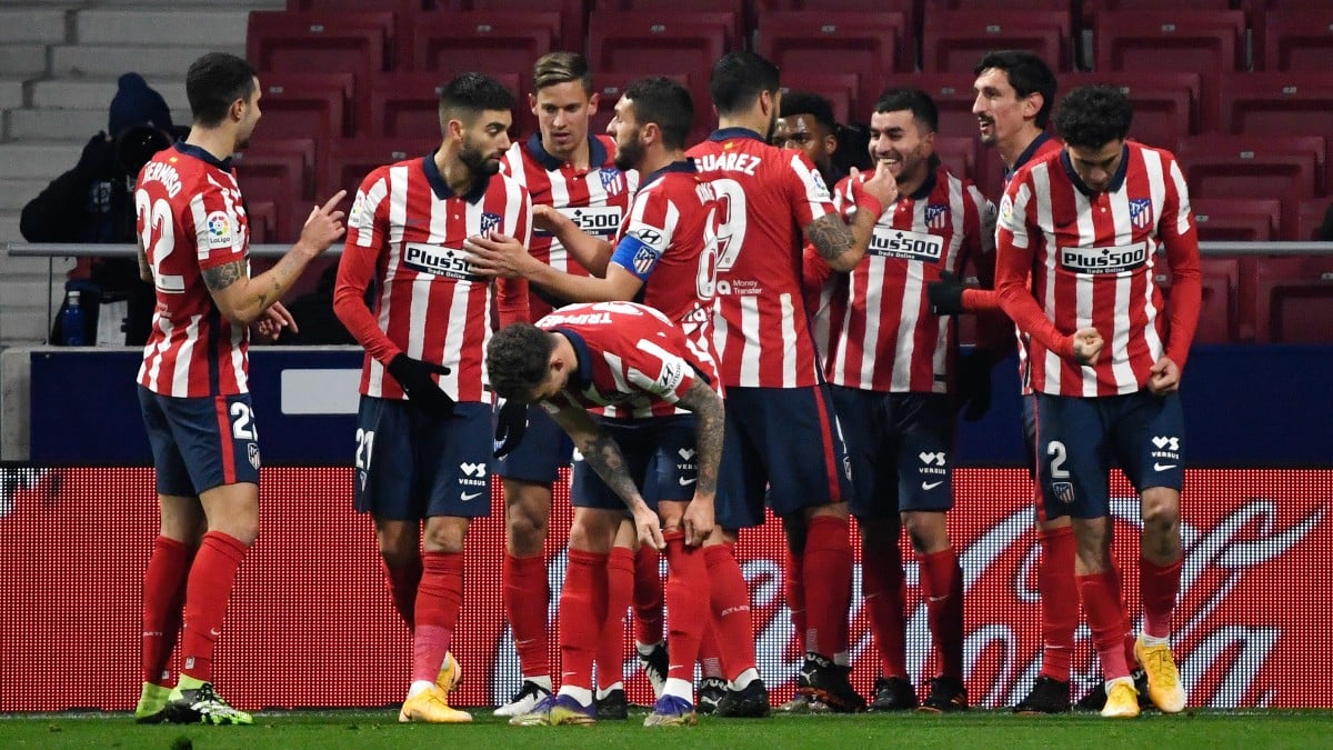 Los jugadores del Atlético celebran el gol de Correa ante el Sevilla. (AFP)