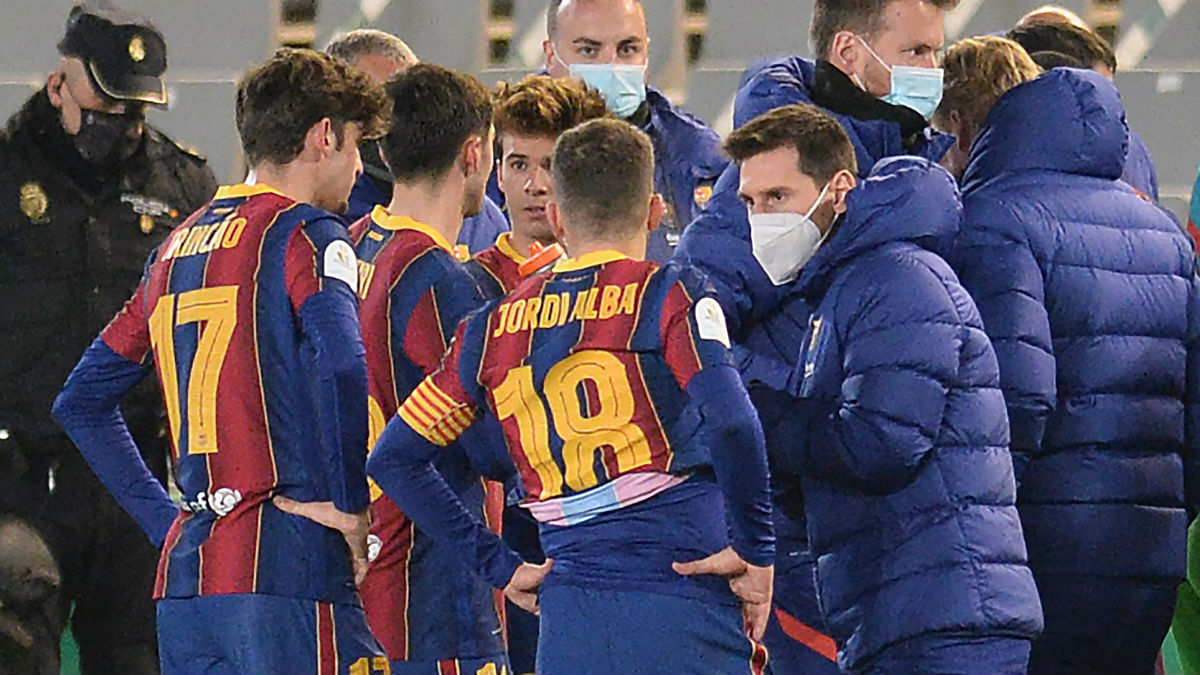 Messi anima a sus compañeros antes de la prórroga. (AFP)