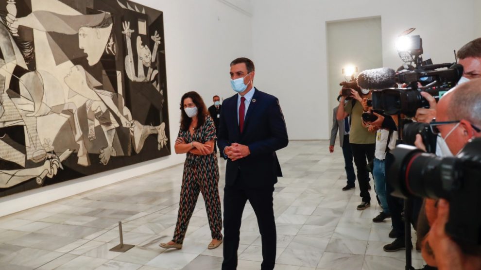 Pedro Sánchez visitando el Museo Reina Sofía, uno de los afectados. (Foto: EP)
