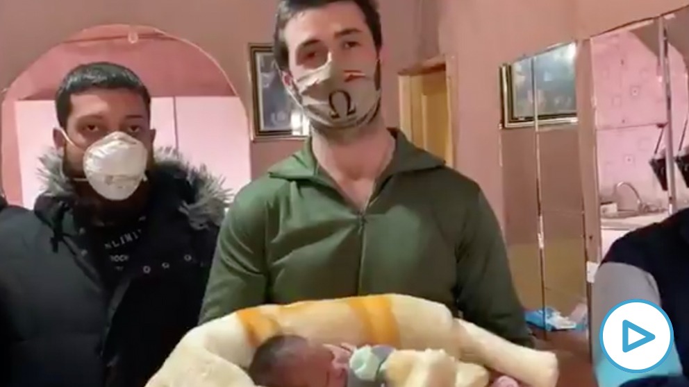 El hombre que rescata madres bajo la nieve censurado en TVE por llevar una bandera de España