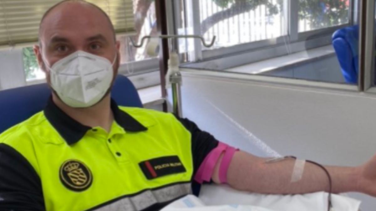 Un militar de la UME donando sangre en Madrid este jueves.