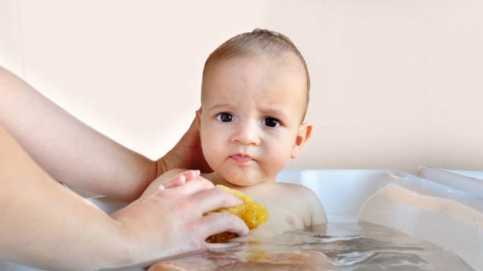 Cómo bañar a tu recién nacido: baño de esponja para el bebé