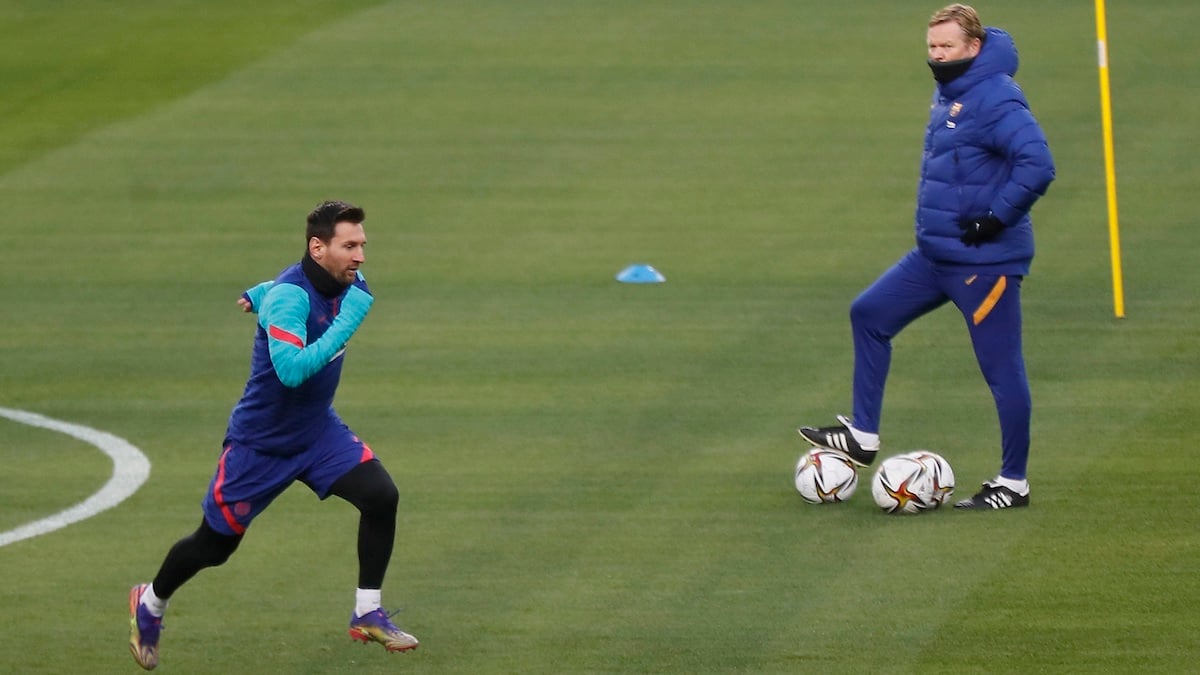 Leo Messi corre durante el entrenamiento del Barcelona en La Cartuja ante la mirada de Koeman. (EFE)