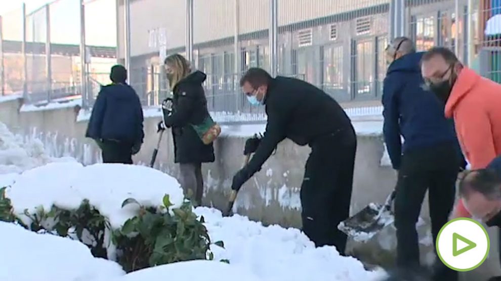 Padres y madres limpian de nieve los accesos a los colegios